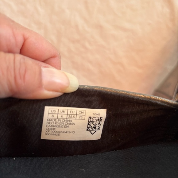 TOMS Alparagatas metallic silver hole flexs Slip-On flats
SZ 8 NWOT